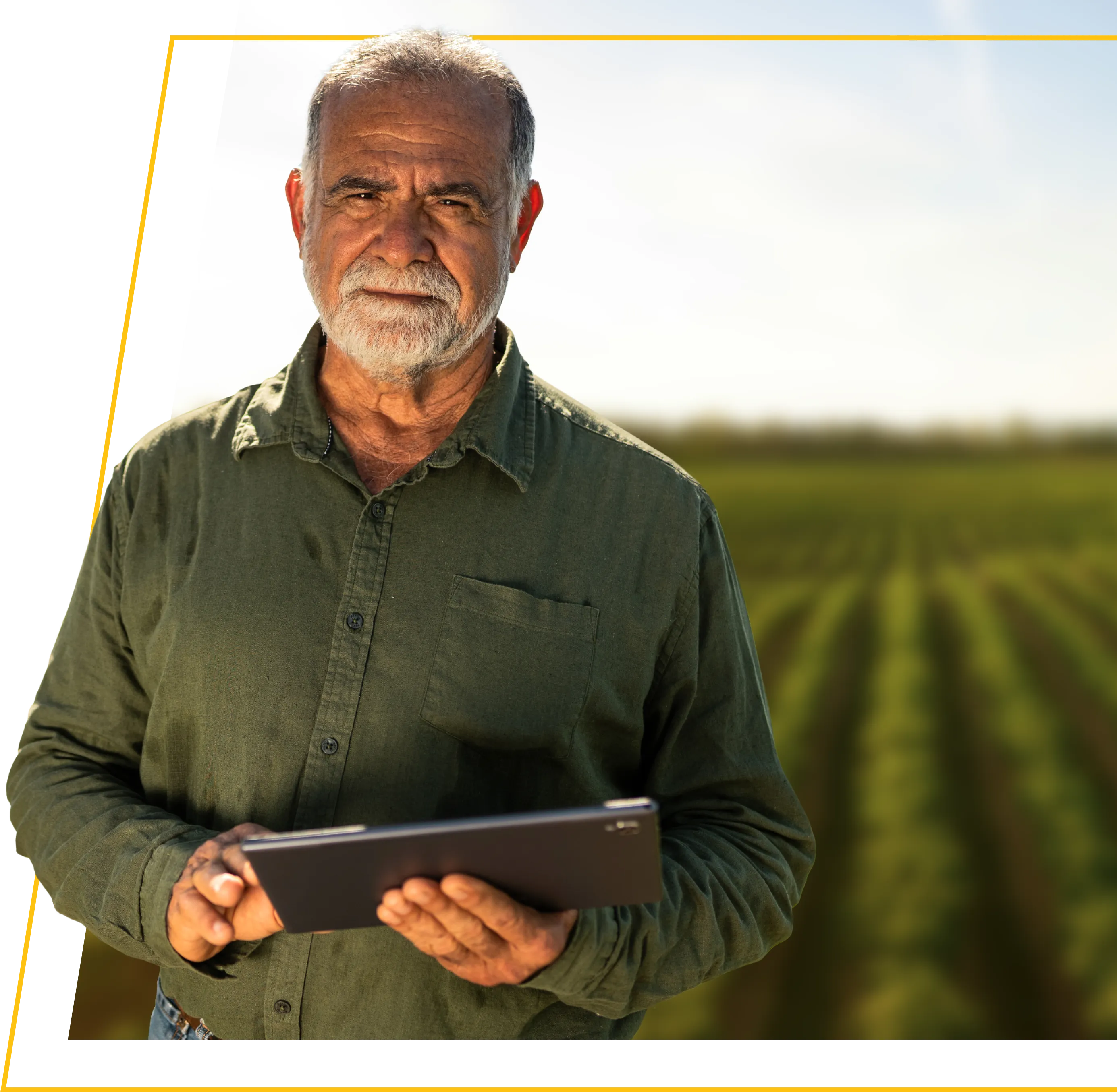 Produtor rural com um tablet no campo